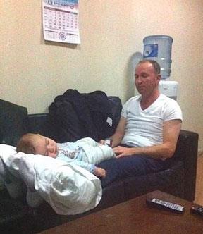 Kaza yapan bir ailenin ocuuna mama verip ayanda sallayarak uyutan Sakaryal salk grevlisi