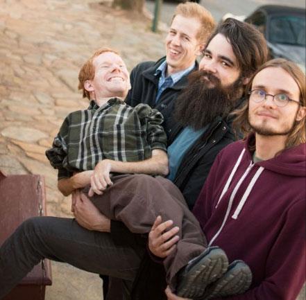 Floridal Chandler&#8217;n en yakn  arkada Tom Troyer, Philip Keller ve Benjamin Duvall, zel gelitirilmi bir srt antas ile dnml olarak arkadalarn gezmek istedii yerlere srtlarnda tayacak.