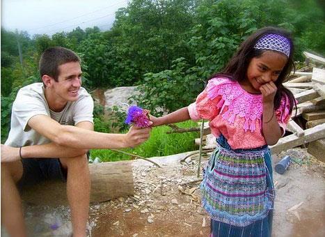 Guatemala'da yerli kz ocuuna jest yapp sevindiren gen.