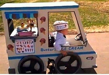 Tekerlekli sandalye kullanan engelli oullarna, cadlar bayram iin bu kostm tasarlayan anne baba..