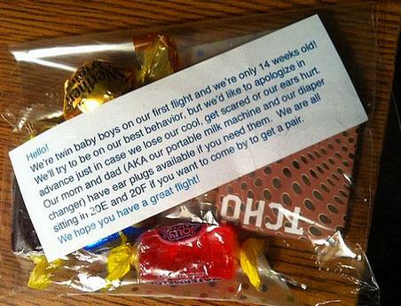 Henz 14 haftalk olan ikizlerinin azndan beraber uacaklar yolculara byle bir paket hazrlayan anne baba.         Paketin zerindeki notta "bu bizim ilk uak yolculuumuz, eer korkarsak veya kulaklarmz acr da alarsak imdiden zr dileriz. Burada kulak tkalar da var isterseniz onlar kullanabilirsiniz" yazyor. Kim kzabilir ki?