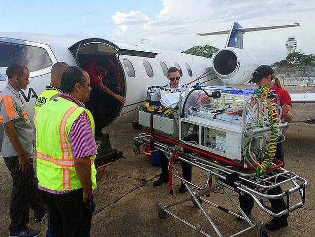 Bu 680 gram mucize bebek bir yolcu gemisinde dodu ve hayatta kald.