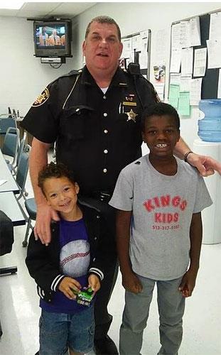 Amerikal bir milletvekili evlerinden atlan bir anne ve iki ocuunun hapishane lobisinde uyuduunu duyunca onlar kendi cebinden dedii bir otele yerletirerek yeni ayakkab ve elbiseler satn ald.