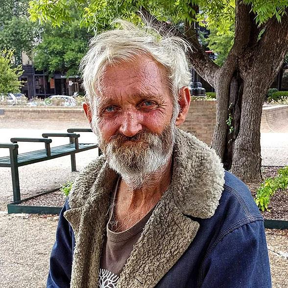 Bu evsiz adam ailesini grmek iin paraya ve ulama ihtiya duyuyordu. Yerel bir dernek onun iin ba toplayarak adamn arzusunu yerine getirdiler.