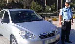 Trafikten men ettii arabadaki gen kzn nianlsn askerden karlamaya gittiini renince kendi arabasn veren polis.