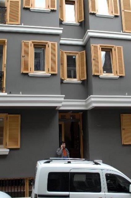 Uzun zamandr kendisi de Cihangir&#8217;de yaayan oyuncunun, binay geen yl 1.3 milyon TL&#8217;ye ald, ayrca ksa sre nce ayn semtte bir gecekondu ile kk bir arsa da edindii ileri srld.