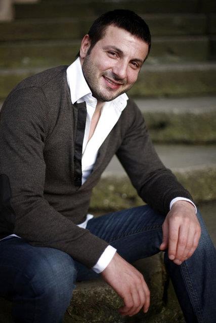 arkc Davut Glolu, mzik sektrnden kazand parayla inaat irketi kurdu.