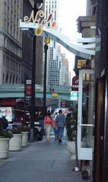 Spears Nyla adlsrestorann ortaklarndan.