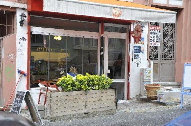 Kendi yapt kurabiyeleri satacak olan nl oyuncu, kafenin aln sosyal medya aracyla hayranlarna duyurmutu.