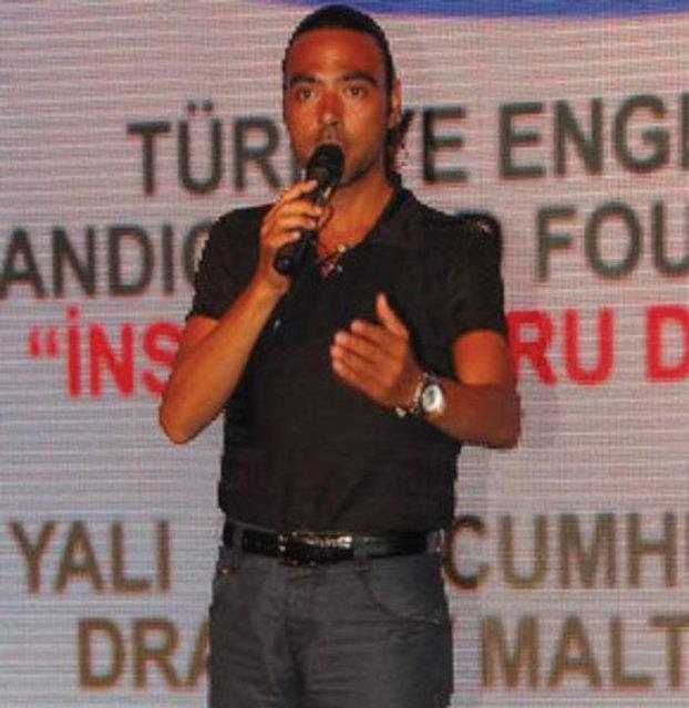 Orhon, telefonla baland Sylemezsem Olmaz programna yapt aklamada Kbrs'ta bir otelde mteri temsilcii yaptn aklad.