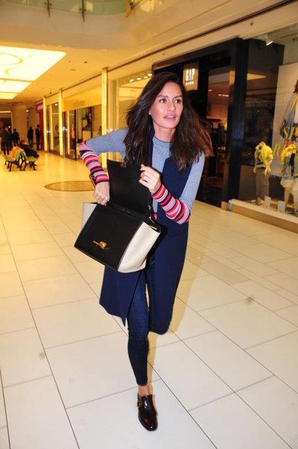 adam zzet zilhan'la evlendikten sonra oyunculua ara veren Yasemin zilhan, ticarete atld. Sosyetik gzel bir AVM'de ocuk giyimi maazas at.