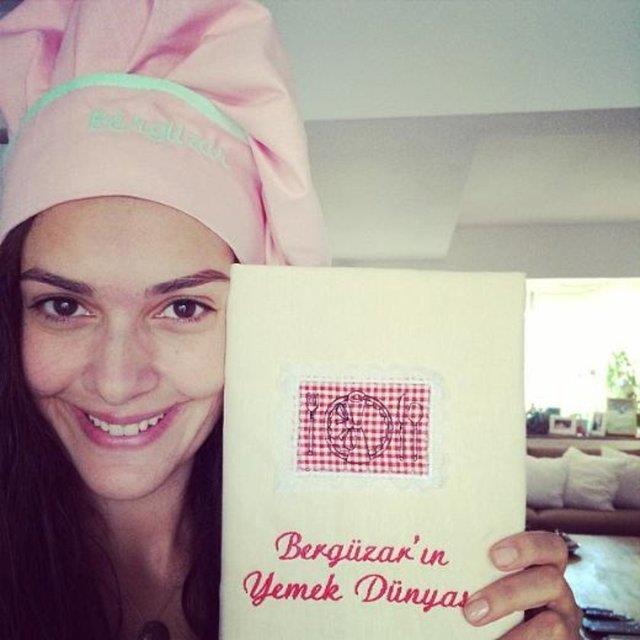 Kafesinin afiini Instagram hesabnda paylaan Korel, "Eveet... Uzun zamandr hayalini kurduum kk kahve dkkanm artk alm bulunuyor! yi kahve ve yannda hepsi benim reetelerimden oluan leziz tatllar hizmetinizde efendim" notunu dmt.