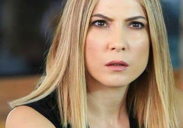 Yoga eitimi alan oyuncu, sertifika ald gn iki arkadayla birlikte poz verdi.