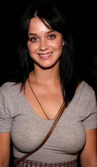 GERE YOKSA SAHTES nl arkc Katy Perry de sadece mzikle snrl kalmad, kozmetik iine el att.