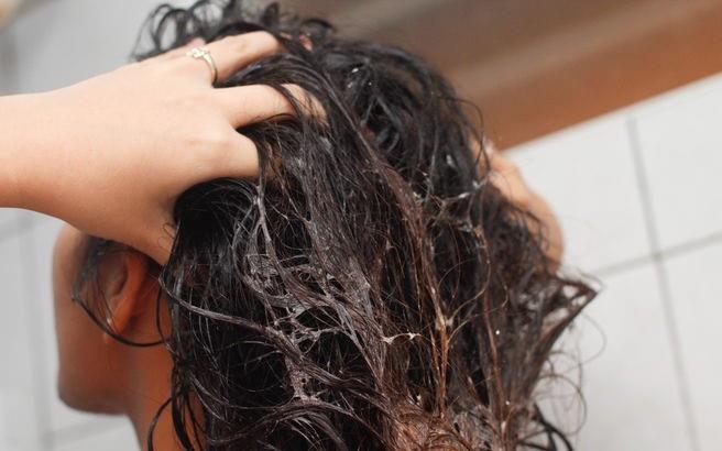 Byk paralar halinde soan kesin ve yaptrmak iin soanlar ezin. Kafa derisi zerinde bu macunu 30 dakika bekletin ve daha sonra ykayn.