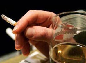 Evinde bulunan sakslarn dibini kltablas olarak kullanr.