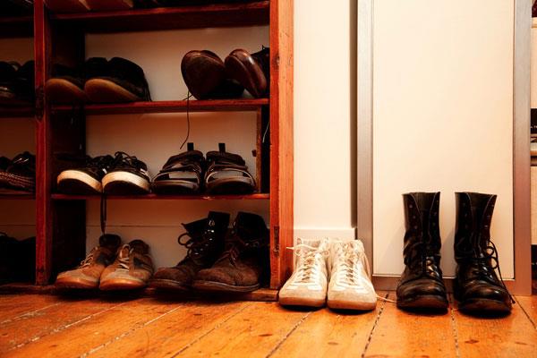 &#8226; Gelen misafirlerin kap nndeki ayakkablarn dz evirmek