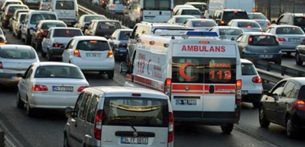 Trafikte ambulansn peine taklp kalabalktan kurtularak uyanklk yapar.