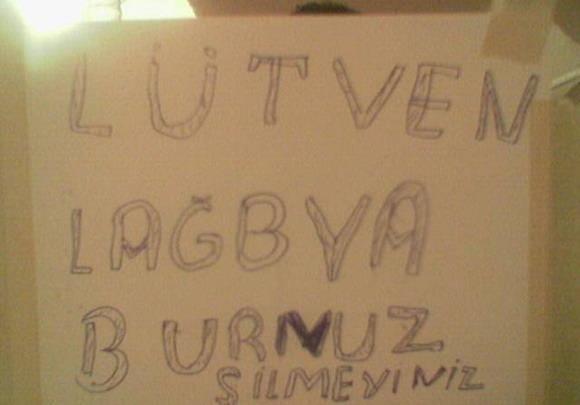 Tuvalet kaplarna yaz yazmak.