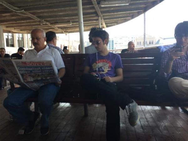 Toplu tamada bakasnn gazetesini okumak