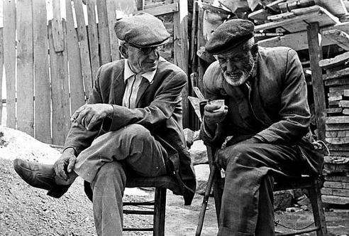 Israrla "Aslen nerelisin" diye sormak.