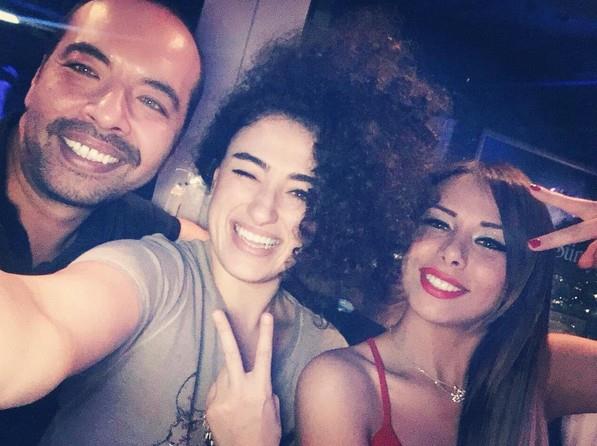 Yava yava gidelim. En baa sarsanza. Nasl bir evde bydnz?    - Annem tekstilci. Babam teknik direktrd. Byk bir akla evlenmiler. Bir kz, bir erkek kardeim var. Babam bana byk akla balyd. &#8220;En ok seni seviyorum. lk gz armsn, denizin dibindeki inci tanemsin&#8221; derdi. Hibir zaman z kz deilmiim gibi davranmad.