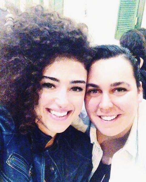 Neden byle bir hisse kapldnz?    - Bilmiyorum. Anne ve babamn dn davetlerini, fotoraflarn bile aratrdm hatrlyorum. Ama bana sekiz aylk hamileyken evlendikleri iin bir ey bulamamtm. Neyse! Doktorum annemle konutu ve o da bana gerei itiraf etti.