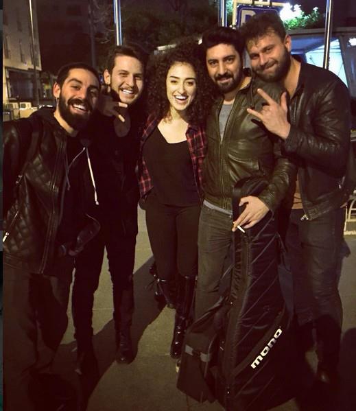 Tatlses soyadn istiyor musunuz?    - Soyadmdan memnunum evlensem bile tak soyadn tamak istiyorum.