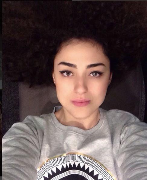 Annenize bunlar sizden saklad iin kzdnz m?    - Ona kzmam gerektiren bir ey yok. k olduu ve bana sahip kmak isteyen insanla evlenmi.