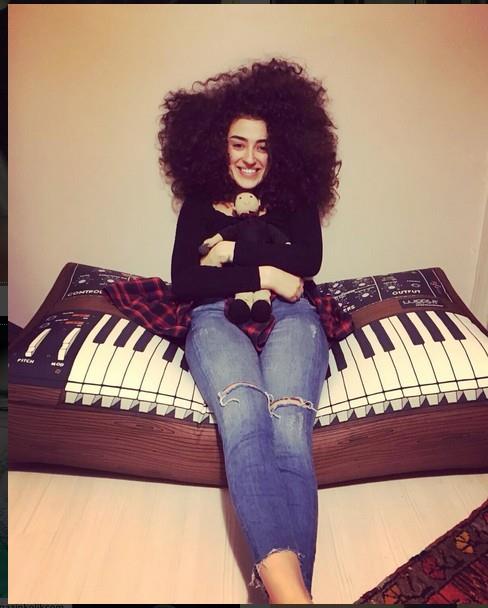 Peki babanzn brahim Tatlses olduunu duymak...    - Kktm nedenini tam bilmiyorum ama igdsel olarak babamn brahim Tatlses olduunu hissediyordum!