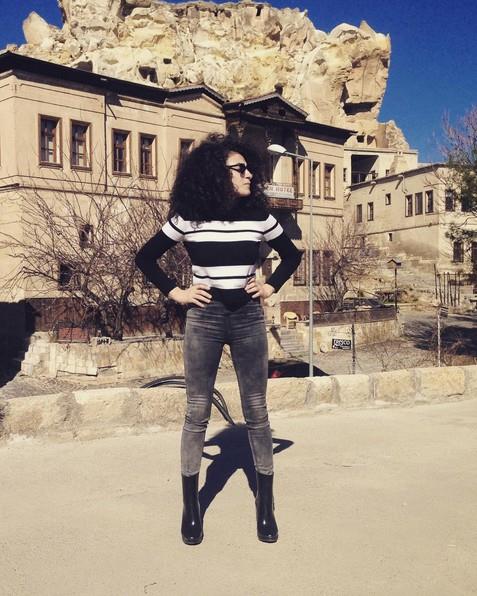 nsan byle bir eyi nasl merak etmez?    - Annemle bu konulara hi girmedik. Ben sadece Cem tak&#8217;la ilikisini merak ettim. unu biliyorum. Annem bana hamile kaldktan sonra babamla tanyor ve &#8220;Benimle artk grmeyebilirsin hamileyim&#8221; dediinde babam &#8220;Ne zaman buluuyoruz?&#8221; diyor.