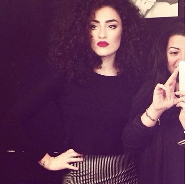 Karnzdaki anneniz dahi olsa insan sorgulamaz m? Neyse brahim Tatlses&#8217;in gerekten kz msnz?    - Bana bir bakar msn? Ne dnyorsun?