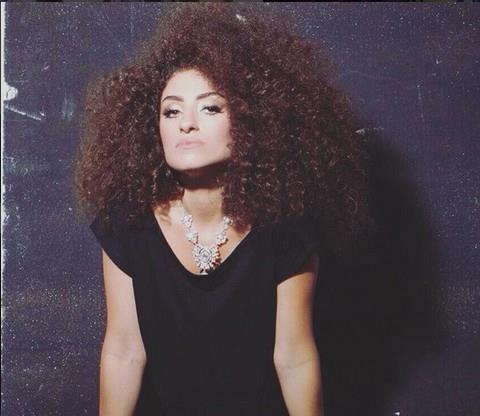 Bence benziyorsunuz. Siz de kendinizi o kadar benzetiyorsunuz yani...    - Ben benzetmesem de insanlar benzetiyor. Annem ne derse kabulm. Onun dedii bir eyin aksini iddia etme lksm olmaz. Bir de ate olmayan yerden duman kmaz.