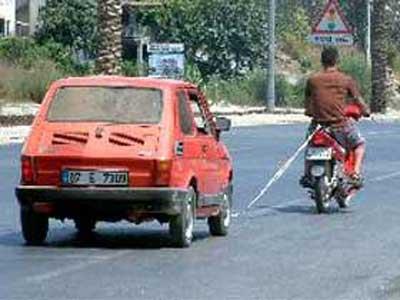 Antalya'nn Alanya ilesinde ekilen bir fotoraf, mizah tarihimizdeki yerini ald. Arza yapan Tofa marka otomobil, yaklak 3 kilometre motosiklet tarafndan ekildi. Otomobil gitmesi gereken yere sa salim ulat...