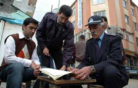 Bingl Belediyesi Zabta Mdrl Ekipler Amiri Bahri Kl, kaldrm igal eden oluna 109 YTL para cezas kesti, "Babam olsa cezay yazarm" dedi.