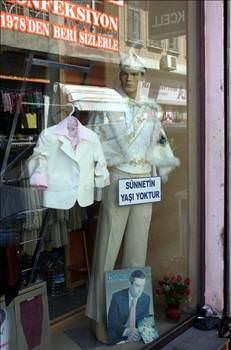 Snnetin ya yoktur!    Mardin'de bir konfeksiyon maazasnn vitrinine ocuklarn yansra bykler iinde snnet kyafetleri yerini ald. Vitrin camna yaptrlan "Snnetin ya yoktur" yazs tebessmlere yol at... (AA)