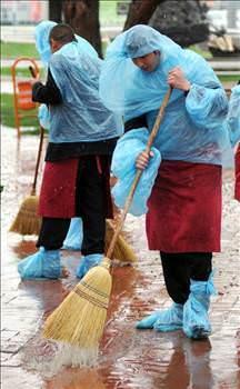 Yeni moda: p poeti    Kayseri'de bir ay bahesi iletmesinin alanlar, yamura kar p poetleri ile nlem ald. (AA)