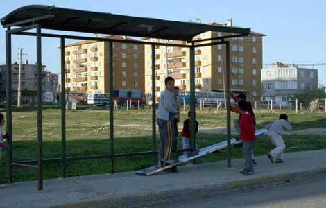 ocuklar ne yapsnlar? Oynayacak bir tane bile park bulamaynca balarnn aresine bakmlar. Kendileri bir tahterevalli yapmlar...
