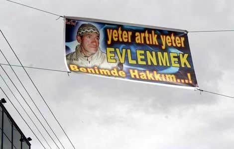 Doubeyaztl 32 yandaki Ahmet Tanrkulu evlenmek istiyor ama balk paras iflahn kesiyor. O da isyann byle pankart yapyor.