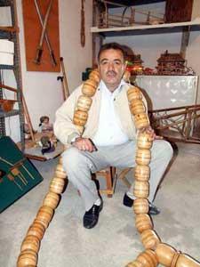 Emir Ali Elitok bo vakitlerini deerlendirmek iin tespih yapmaya balam. ok fazla bo vakti olmal ki ortaya byle devasa bir tespih km...