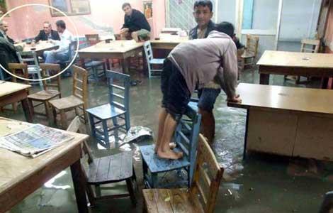 Adana Ceyhan'da yer yerinden oynam. Sel kahvenin iine kadar girmi... Ama masadakilerin elleri ok iyi olmal ki okey son srat devam ediyor...