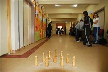 Okul koridorunda Bowling l ampiyonas!    Edirne'de engelli spprcular, bowling salonu olmad iin il ampiyonasn bir okulun koridorunda gerekletirdiler. (AA)
