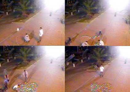 Alanya'da internet zerinden 24 saat canl yayn yapan gvenlik kameralar uluslararas bir ilan- ak'a araclk etti. Gece 02.00 sularnda kameralarn nne gelen bir gen, kendisini izleyen yurt dndaki sevgilisi iin tebeirle kalp izdi, ardndan kalbin etrafn mumlarla donatt.