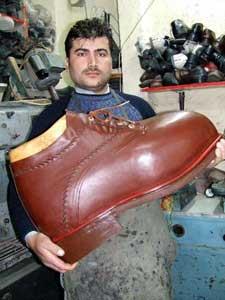 Elbistanl ayakkabc Menderes ahin, 3 aylk bir alma sonucu 115 numara ayakkab yapt. Byk ilgi gren ayakkaby giyecek bir ayak aranyor!