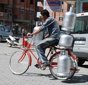 Idrl ibitirici gen bir seferde tam 5 tp tayabiliyor. Hem de bisikletiyle...