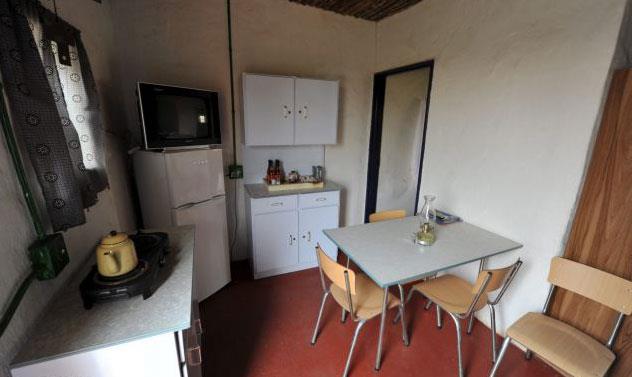 Ancak, her ne olursa olsun otelde bulunan internet, elektrik, scak su gibi eyler bu yaam tarzna glge dryor