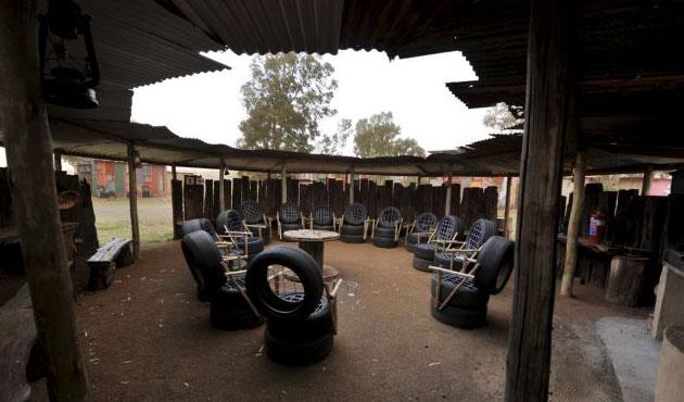 Otelin lastiklerle dekore edilmi lobisi