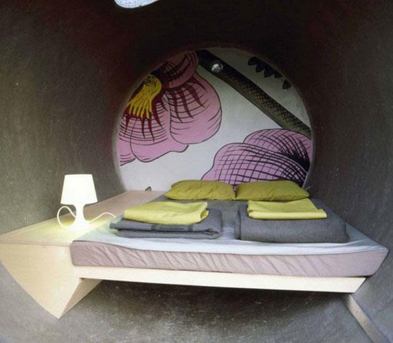 Belki bir kanalizyon borusunda konaklama fikri biraz iitici gelebilir ama; fotoraflar grnce fikrinizi deitirebilirsiniz. Bu otelin her bir odasnda iki kiilik yatak ve bir gece lambas bulunuyor.