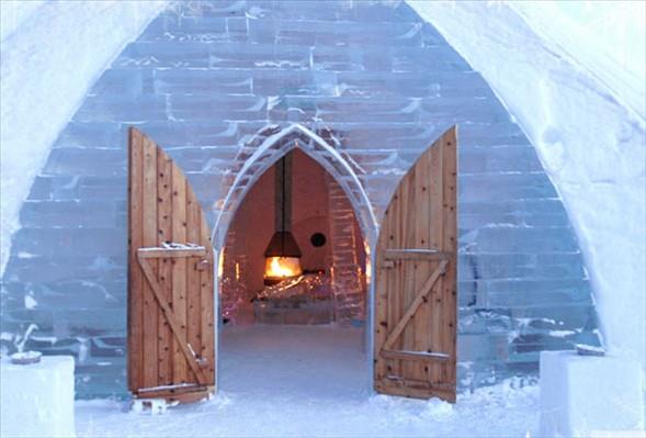 Her yl Ekim aynda balanan ve sekiz haftalk youn bir alma sonucunda Aralk aynda al yaplan buz oteller Mart-Nisan gibi eriyor.