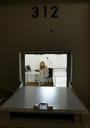 Bir izgili mahkum pijamas, mahkumlarn sabah kahvalts olarak yedii bir adet reelli ekmek ve kahve ile parmaklklar ve dikenli tellerin ardnda geireceiniz bir gn...